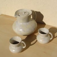 Theiere et mugs blancs nacre