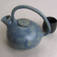 Theiere ronde bleue et tasse noire