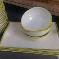 Assiettes rectangles et bols