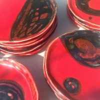 Assiettes rouges et noires