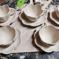 Tasses de terre crue