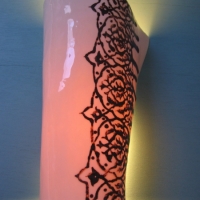 Applique en porcelaine décorée d'entrelacs