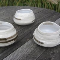 Tasses en porcelaine blanches et kakies