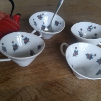 Tasses en porcelaine fleuries