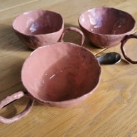 Trois tasses roses