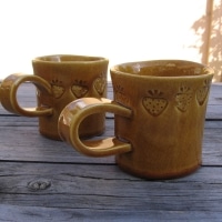 Mugs avec fraises couleur mièle