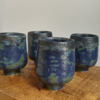 Tasses sur pied marine