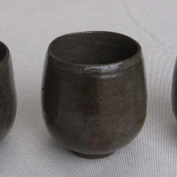 Trois tasses en grès couleur bronze