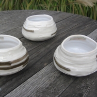 Tasses en porcelaine blanches et kakies