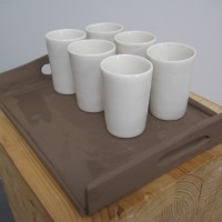 Plateau et gobelets blancs