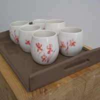 Plateau et tasses motif fleuri