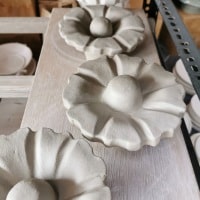 Fleurs en terre crue