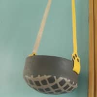 Pot suspendu avec lanière jaune