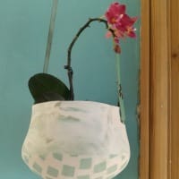 Pot suspendu en porcelaine