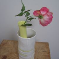 Vase en porcelaine blanc et jaune