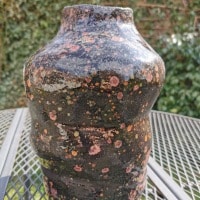 Vase moucheté rose